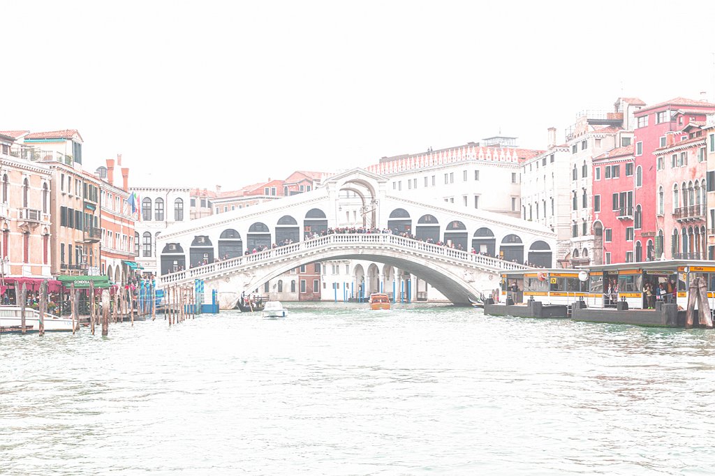 13 - VENEZIA - IL PONTE DI RIALTO TRA LA NEBBIA.jpg